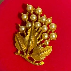 Vintage faux Pearl costume brooch